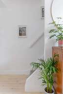 Beautifully Designed 2BD House - by Queen's Park!