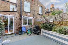 Beautifully Designed 2BD House - by Queen's Park!