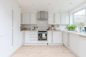 Beautifully Designed 2BD House - by Queen's Park!