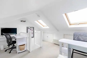 Beautifully Designed 2BD House - by Queen's Park!