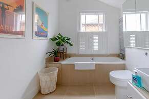 Beautifully Designed 2BD House - by Queen's Park!