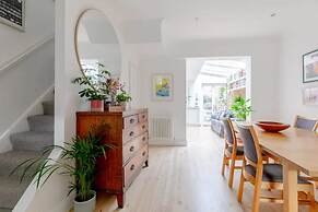 Beautifully Designed 2BD House - by Queen's Park!