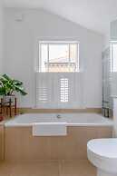 Beautifully Designed 2BD House - by Queen's Park!