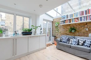 Beautifully Designed 2BD House - by Queen's Park!