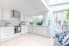 Beautifully Designed 2BD House - by Queen's Park!