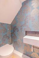 Beautifully Designed 2BD House - by Queen's Park!