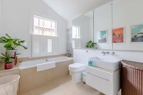 Beautifully Designed 2BD House - by Queen's Park!