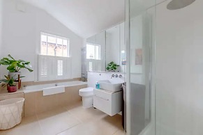 Beautifully Designed 2BD House - by Queen's Park!