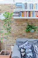 Beautifully Designed 2BD House - by Queen's Park!
