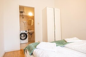 Friendly 2BR Apt- Near Rennweg