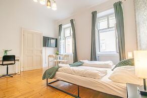 Friendly 2BR Apt- Near Rennweg
