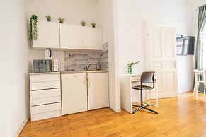 Friendly 2BR Apt- Near Rennweg
