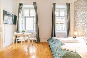 Friendly 2BR Apt- Near Rennweg