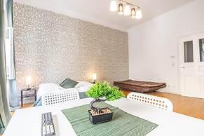 Friendly 2BR Apt- Near Rennweg