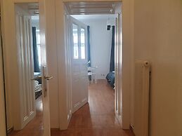 Friendly 2BR Apt- Near Rennweg