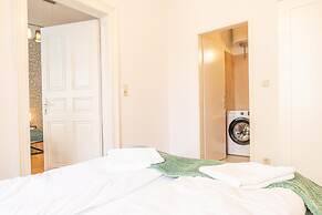 Friendly 2BR Apt- Near Rennweg