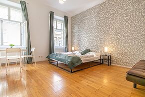 Friendly 2BR Apt- Near Rennweg