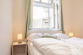 Friendly 2BR Apt- Near Rennweg