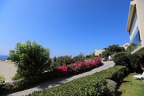 Private Garden Oasis in 4-bed Flat, With Hotel Perks