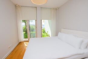 Private Garden Oasis in 4-bed Flat, With Hotel Perks