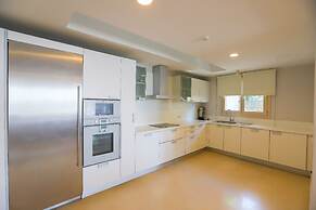 Private Garden Oasis in 4-bed Flat, With Hotel Perks