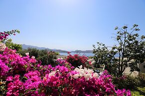 Private Garden Oasis in 4-bed Flat, With Hotel Perks