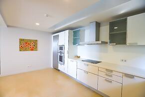 Private Garden Oasis in 4-bed Flat, With Hotel Perks