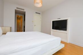 Private Garden Oasis in 4-bed Flat, With Hotel Perks