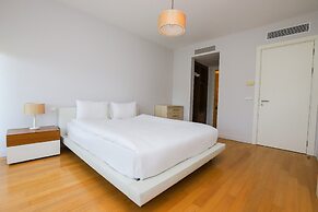 Private Garden Oasis in 4-bed Flat, With Hotel Perks