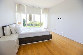 Private Garden Oasis in 4-bed Flat, With Hotel Perks