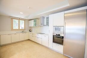 Private Garden Oasis in 4-bed Flat, With Hotel Perks