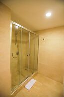 Private Garden Oasis in 4-bed Flat, With Hotel Perks