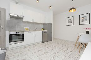Gagarina Apartment Warsaw by Renters