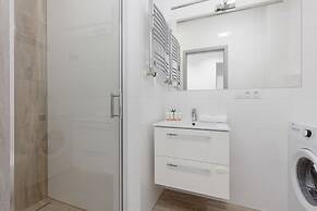 Gagarina Apartment Warsaw by Renters