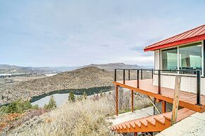 Cozy Grand Coulee Home w/ Deck & Views!