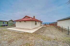 Cozy Grand Coulee Home w/ Deck & Views!