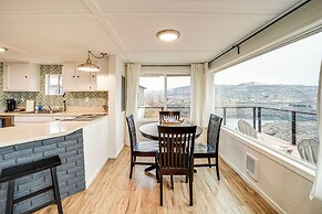 Cozy Grand Coulee Home w/ Deck & Views!