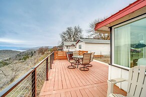 Cozy Grand Coulee Home w/ Deck & Views!