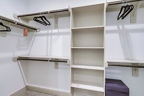 Modern Houston Retreat w/ Patio, 11 Mi to Dtwn