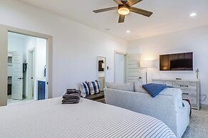 Modern Houston Retreat w/ Patio, 11 Mi to Dtwn