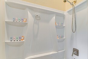 Game Room, Hot Tub & Mtn View: Bonney Lake Retreat