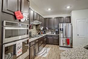 Lovely Richmond Home w/ Outdoor Kitchen & Grill!
