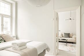 Downtown Light-Filled Retreat