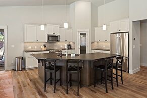 Manzanita 3 Bedroom Home by RedAwning