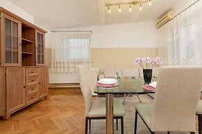 Sienna Apartment With AC by Renters