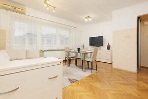 Sienna Apartment With AC by Renters