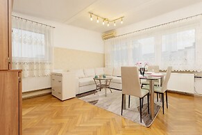 Sienna Apartment With AC by Renters