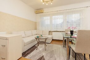 Sienna Apartment With AC by Renters
