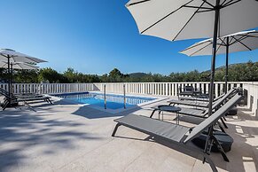 House Natura - Retreat With Tennis Court and Pool