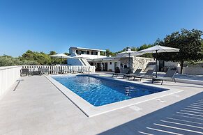 House Natura - Retreat With Tennis Court and Pool